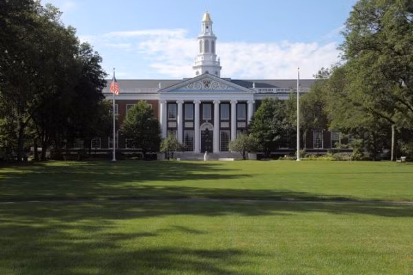 Top 20 trường đại học trên thế giới có sinh viên tốt nghiệp siêu giàu-1