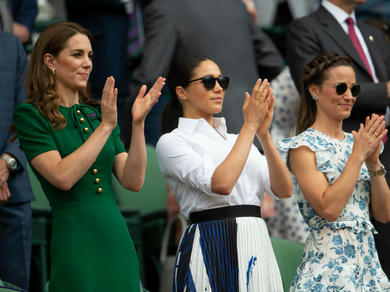 Chỉ với chân váy xếp li của Hugo Boss và áo sơ mi trắng, công nương Meghan đã mang tới vẻ ngoài vô cùng thanh lịch.