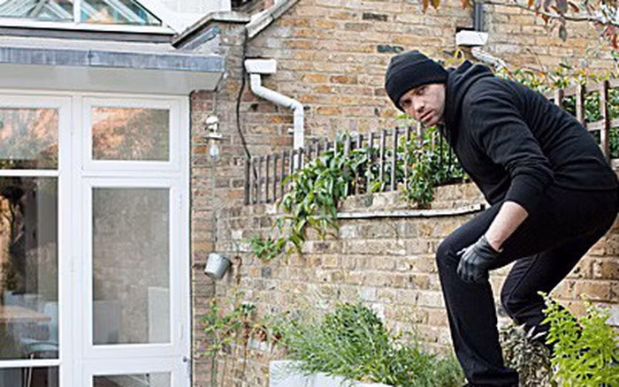 Tuyệt đối phải giấu đồ có giá trị khi bạn vắng nhà. Ảnh: Mirror.