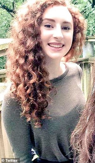 Alana bất ngờ mở cửa máy bay và nhảy xuống Alana bất ngờ mở cửa máy bay và nhảy xuống