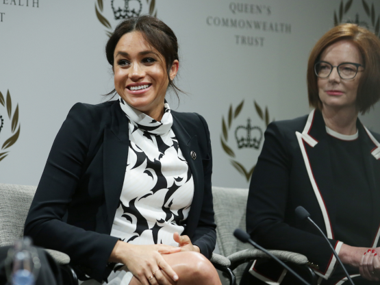 Blazer đen khoác ngoài váy trắng - đen, công nương Meghan đã khiến không ít người ngưỡng mộ bởi gu thời trang tinh tế của cô.