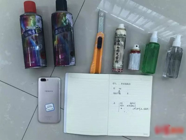 Bị nói xấu sau lưng, vợ nhẫn tâm thuê người sát hại chồng cũ ảnh 1 Tang vật tại hiện trường.