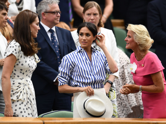 Trang phục kẻ cũng là một trong những thiết kế được công nương Meghan ưa chuộng.