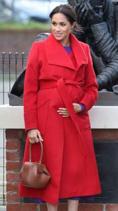 Cũng với kiểu áo tương tự, lần này, công nương đã thu hút mọi ánh nhìn với áo choàng đỏ kết hợp với váy tím và túi xách màu be.