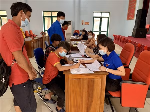 Việc tổ chức tuyển sinh, nhập học được các nhà trường chia thành nhiều đợt.