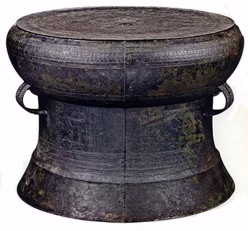 Các hiện vật khuôn đúc đã chứng minh tác giả của trống đồng là người Việt.