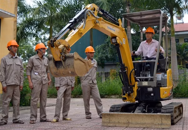 Với mục tiêu đào tạo phải “đi tắt đón đầu”, các trường đang chuyển trọng tâm từ đào tạo dài hạn sang ngắn hạn với ngành nghề mới phù hợp nhu cầu thị trường.