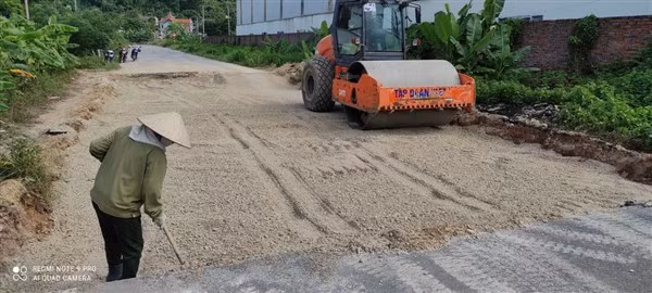 Nhà thầu khắc phục sự cố tại đoạn đường xuống cấp.