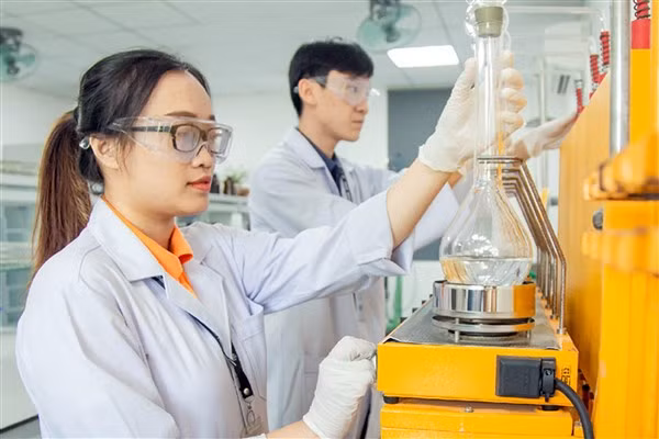 Sinh viên ngành Công nghệ kỹ thuật môi trường VLU trong giờ học thực hành.