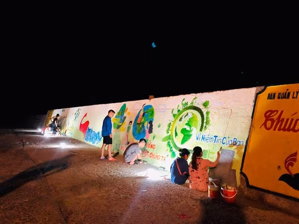 Bức tranh tường được tô điểm lên với tình yêu biển đảo quê hương.