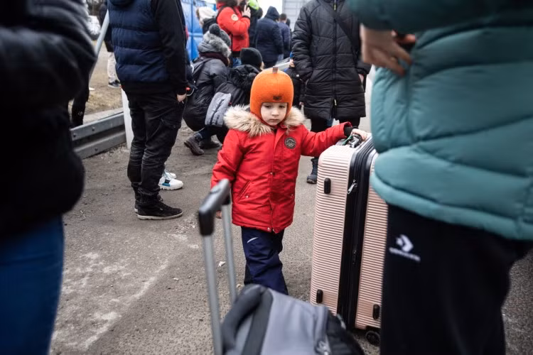 Trẻ em Ukraine theo gia đình sơ tán đến Ba Lan.