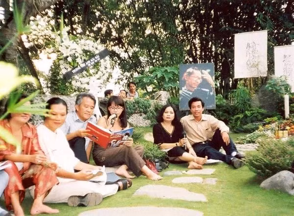 Gia đình và những người yêu nhạc Trịnh bên mộ Trịnh Công Sơn.