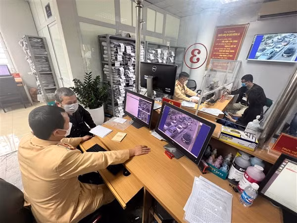 Thực hiện nhập dữ liệu vi phạm giao thông lên hệ thống.