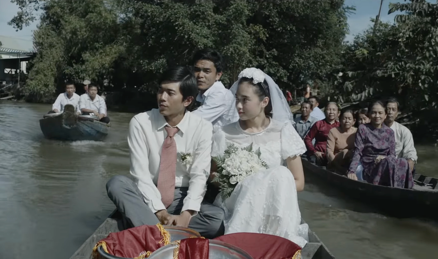 Cảnh đám cưới trên sông trong phim “Tro tàn rực rỡ”. Cảnh đám cưới trên sông trong phim “Tro tàn rực rỡ”.