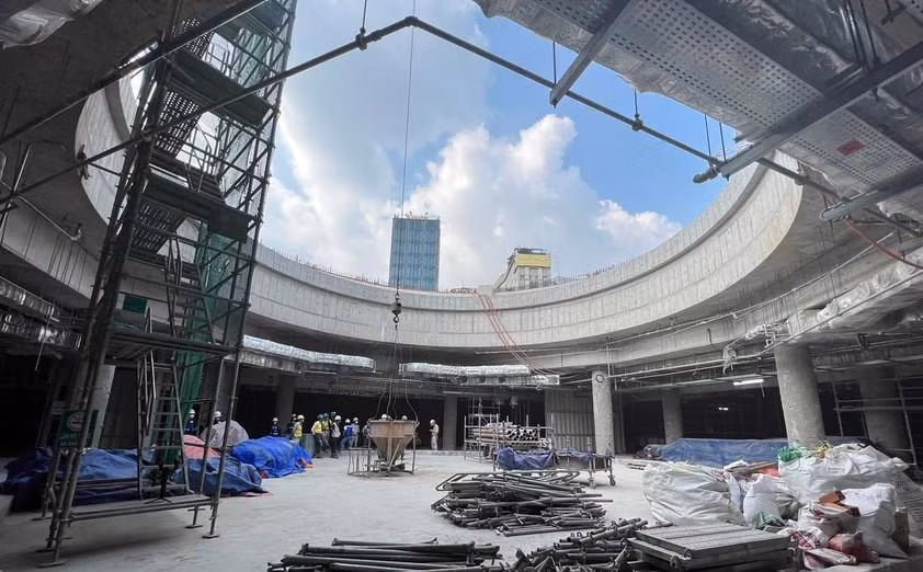 Nhà vòm - giếng trời khổng lồ lấy ánh sáng cho nhà ga trung tâm Bến Thành.