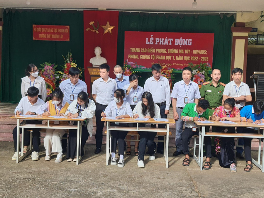 Học sinh Trường THPT Mường Lát ký cam kết phòng chống ma tuý.