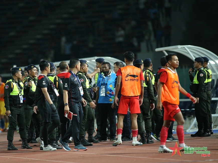Cầu thủ Indonesia và Thái Lan ẩu đả, cảnh sát Campuchia phải vào cuộc. Cầu thủ Indonesia và Thái Lan ẩu đả, cảnh sát Campuchia phải vào cuộc.