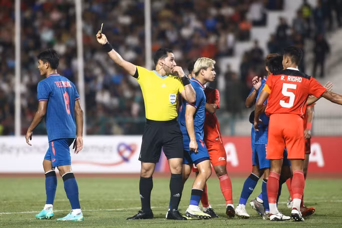 Trận chung kết SEA Games 32 kết thúc khi Indonesia có 10, trong khi Thái Lan chỉ còn 9 cầu thủ trên sân.