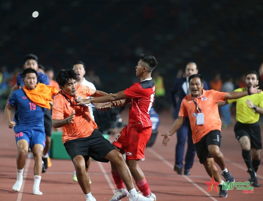 Các thành viên U22 Thái Lan và U22 Indonesia lao vào đánh nhau ở chung kết SEA Games 32.