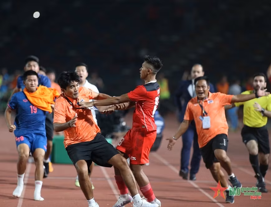 Các thành viên U22 Thái Lan và U22 Indonesia lao vào đánh nhau ở chung kết SEA Games 32.