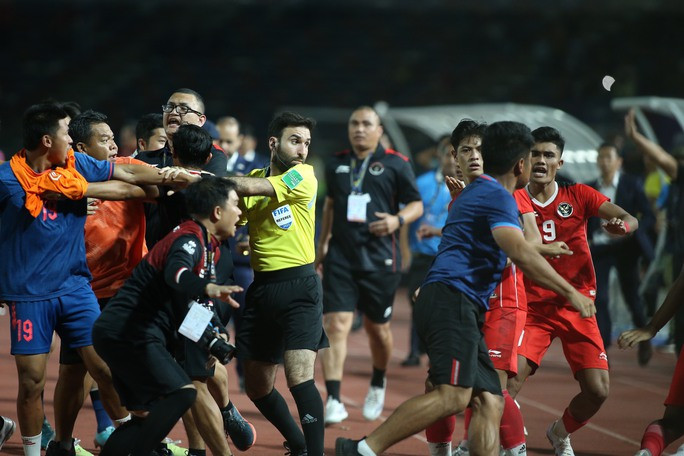 Ẩu đả giữa cầu thủ Indonesia và Thái Lan trong trận chung kết SEA Games 32. Ẩu đả giữa cầu thủ Indonesia và Thái Lan trong trận chung kết SEA Games 32.