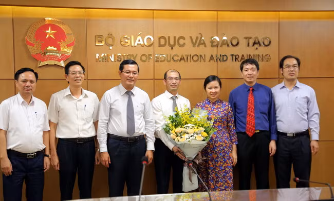 Thứ trưởng Nguyễn Văn Phúc cùng đại diện các Cục, Vụ của Bộ GD&ĐT chúc mừng ông Nguyễn Tiến Dũng Ảnh: Việt Hà