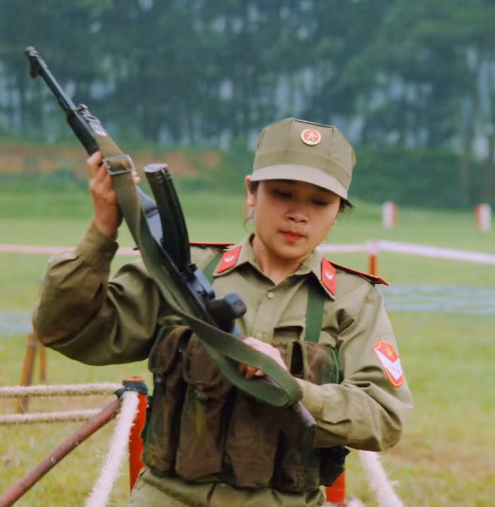 Học sinh thực hành thi kỹ thuật vận động trên chiến trường. Ảnh: Việt Hà