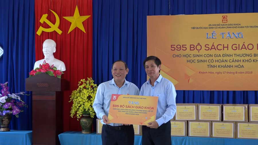Ông Nguyễn Đức Thái – Chủ tịch HĐTV NXB Giáo dục Việt Nam trao tặng 595 bộ SGK cho học sinh có hoàn cảnh khó khăn tỉnh Khánh Hoà.