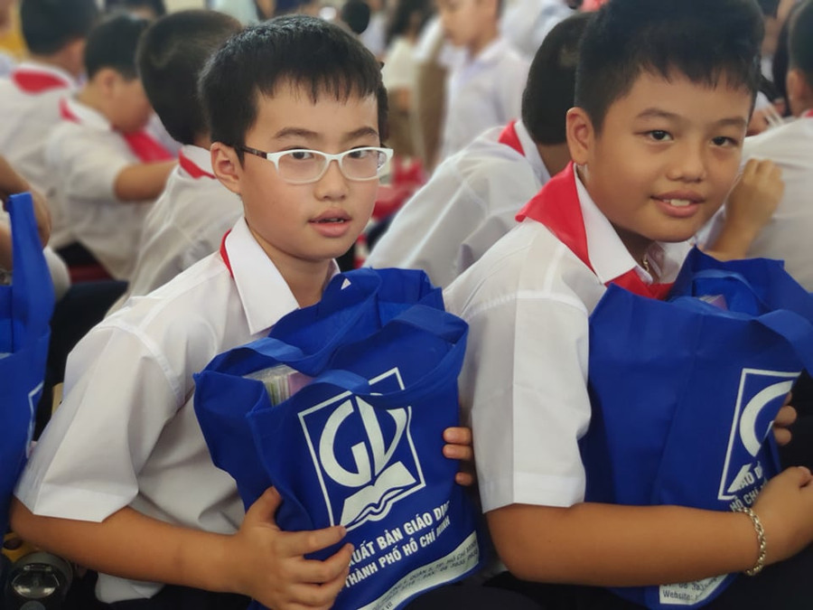 Niềm vui của các em khi nhận SGK mới. Niềm vui của các em khi nhận SGK mới.