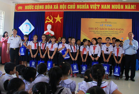 Ông Nguyễn Đức Thái trao tặng SGK cho các học sinh Ông Nguyễn Đức Thái trao tặng SGK cho các học sinh