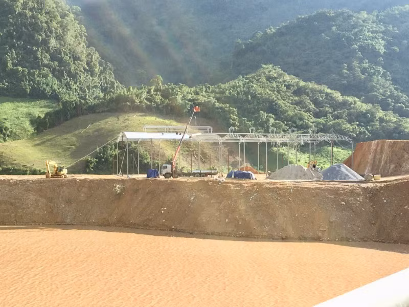 Một dãy nhà cấp 4 được gấp rút xây dựng ngay đầu cầu Pô Lếch, bên cạnh khu san ủi mặt bằng.