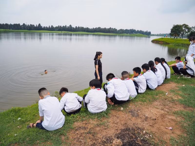 Trang bị kỹ năng phòng chống đuối nước cho học sinh.
