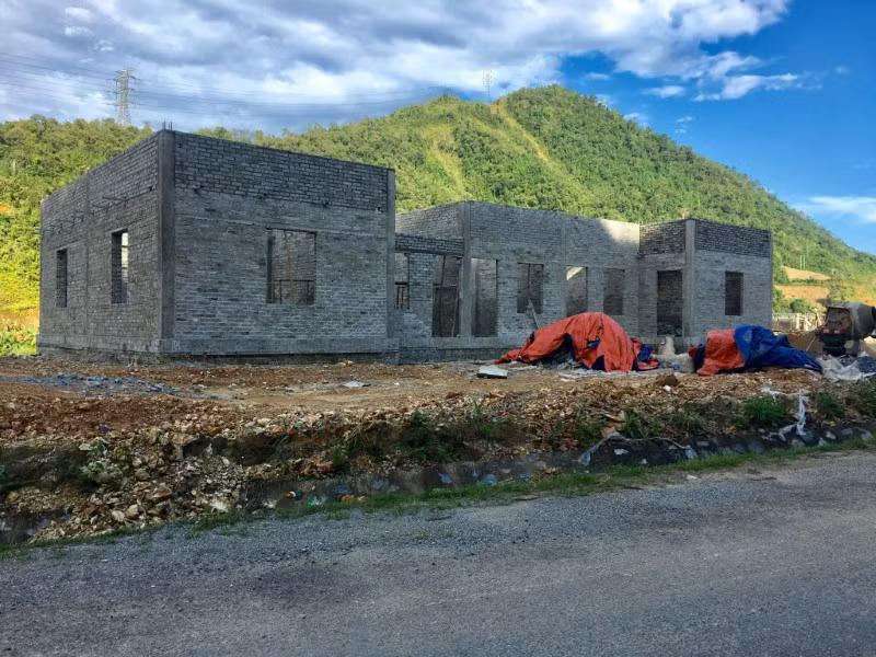 Dãy khung nhà đang được dựng lên dù chính quyền địa phương yêu cầu dừng mọi hoạt động.