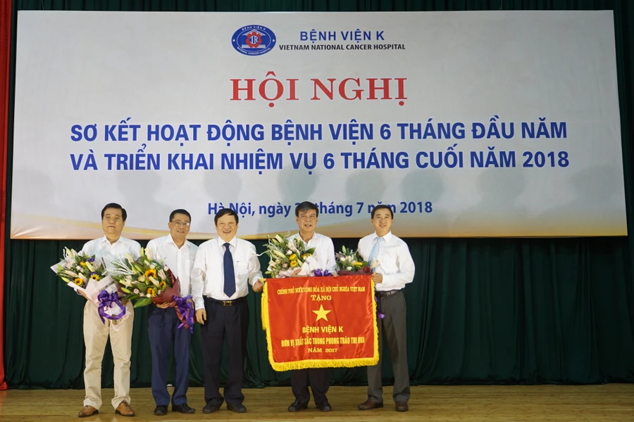 Bệnh viện K vinh dự đón nhận Cờ thi đua của Chính phủ 