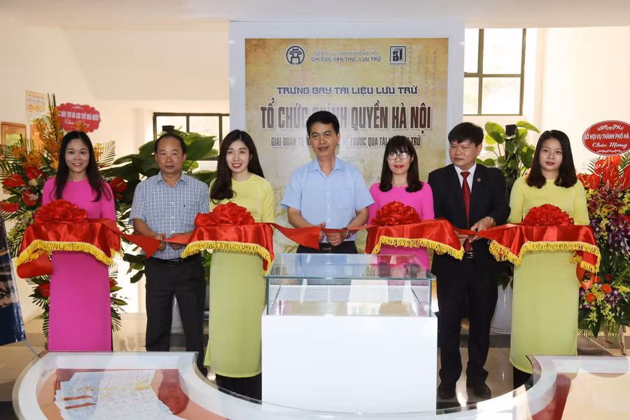 Lễ cắt băng khai mạc