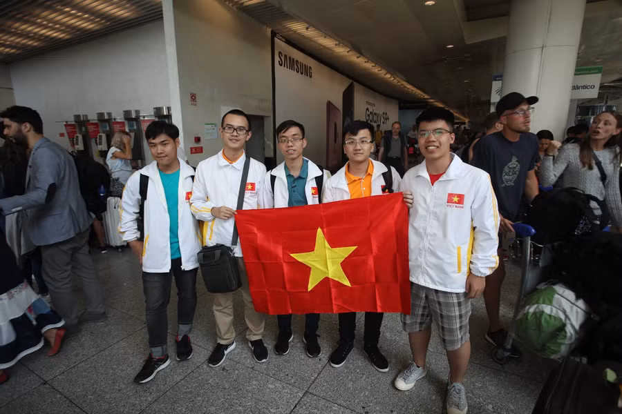 5 gương mặt của đội tuyển Việt Nam tham dự Olympic Vật lý quốc tế tại sân bay Bồ Đào Nha 5 gương mặt của đội tuyển Việt Nam tham dự Olympic Vật lý quốc tế tại sân bay Bồ Đào Nha
