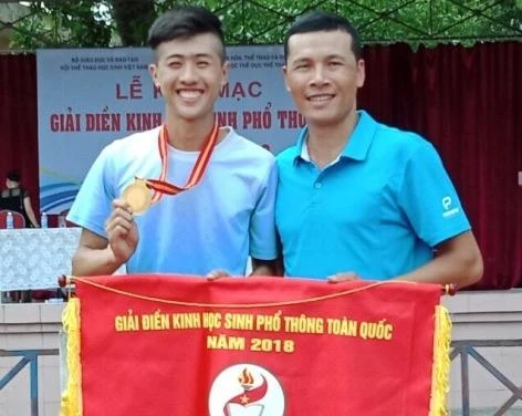 Học sinh Nguyễn Đức Minh Anh (bên trái)