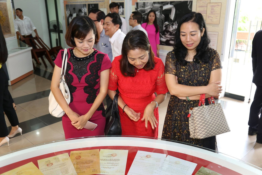 Khách đến tham gia trưng bày Khách đến tham gia trưng bày