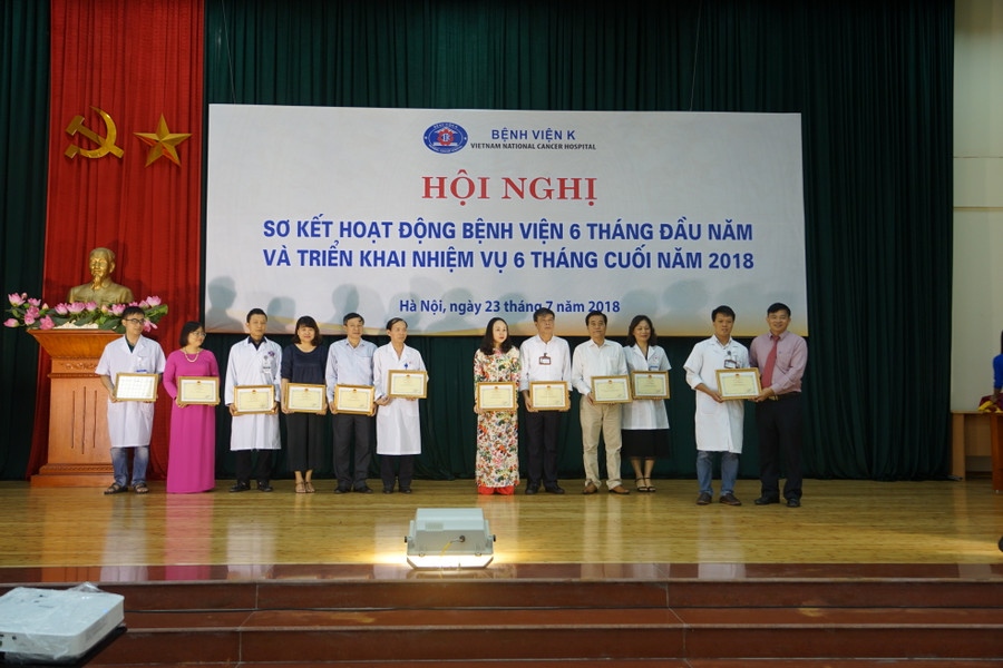 Các tác giả đoạt giải lên nhận bằng khen của BTC