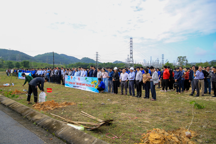 Đông đảo lãnh đạo, cán bộ viên chức, giảng viên và hơn 1.000 sinh viên tham gia chương trình. Đông đảo lãnh đạo, cán bộ viên chức, giảng viên và hơn 1.000 sinh viên tham gia chương trình.