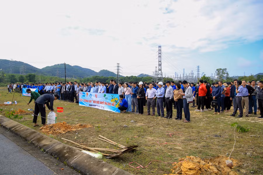 Đông đảo lãnh đạo, cán bộ viên chức, giảng viên và hơn 1.000 sinh viên tham gia chương trình.