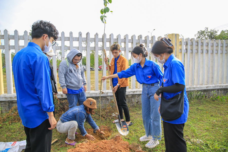 Các sinh viên hào hứng tham gia trồng cây xanh tại chương trình. Các sinh viên hào hứng tham gia trồng cây xanh tại chương trình.