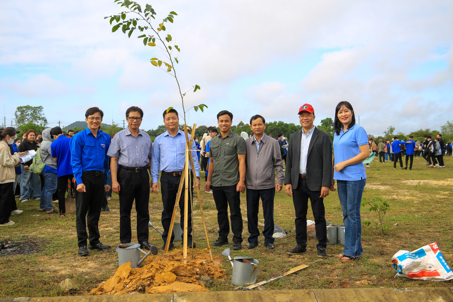 Lãnh đạo ĐH Huế cùng các thầy, cô chụp ảnh lưu niệm tại chương trình “Tết trồng cây Xuân Giáp Thìn 2024”. Lãnh đạo ĐH Huế cùng các thầy, cô chụp ảnh lưu niệm tại chương trình “Tết trồng cây Xuân Giáp Thìn 2024”.