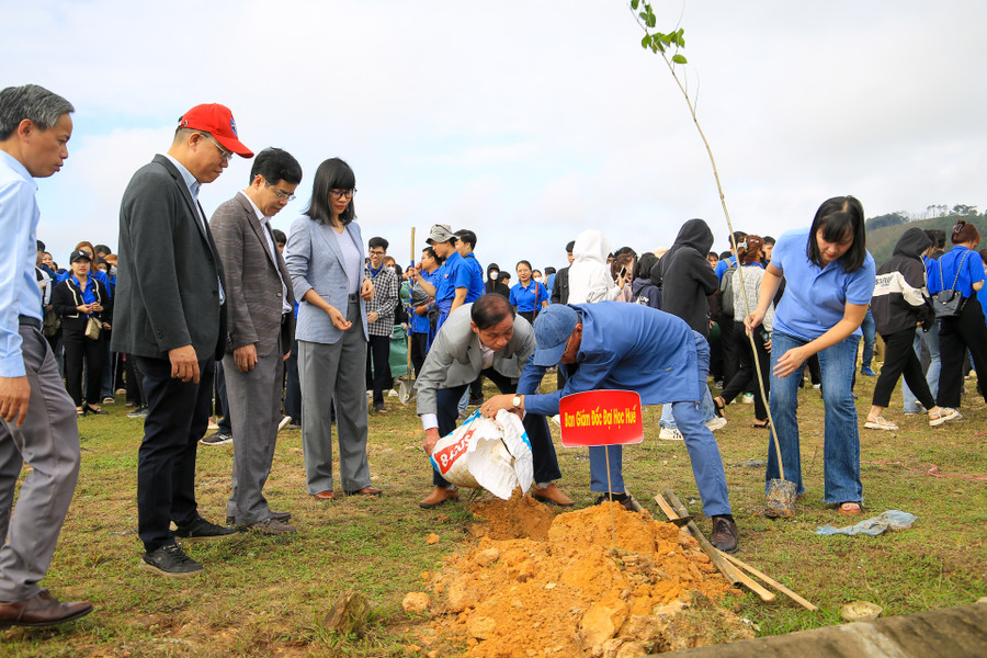 Lãnh đạo các trường, khoa thành viên của ĐH Huế trồng cây đầu Xuân năm mới. Lãnh đạo các trường, khoa thành viên của ĐH Huế trồng cây đầu Xuân năm mới.