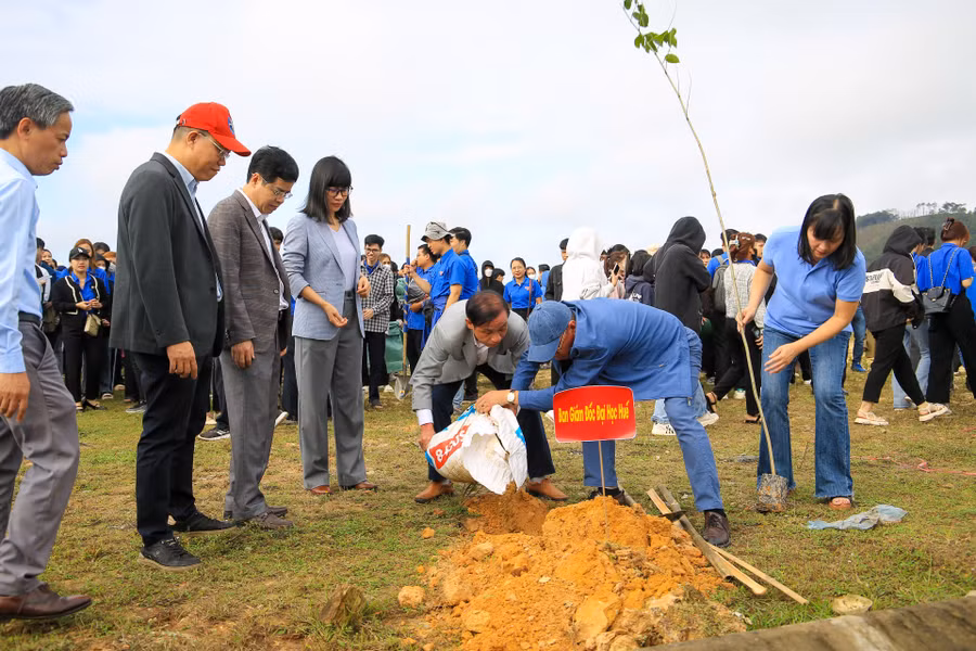 Lãnh đạo các trường, khoa thành viên của ĐH Huế trồng cây đầu Xuân năm mới.