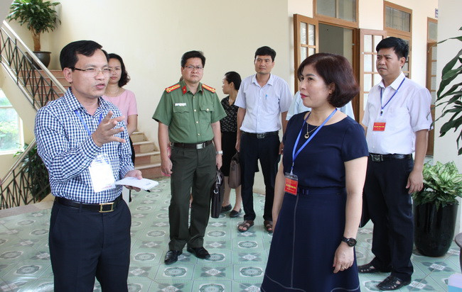 Đoàn kiểm tra tại điểm thi Trường THPT Hoàng Văn Thụ Đoàn kiểm tra tại điểm thi Trường THPT Hoàng Văn Thụ