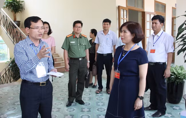 Đoàn kiểm tra tại điểm thi Trường THPT Hoàng Văn Thụ