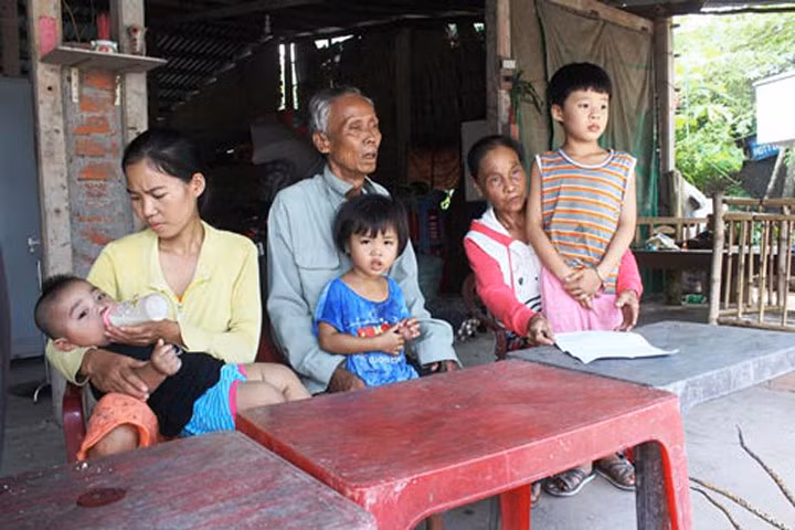 Con nợ tiền, cha mẹ bị dỡ nhà