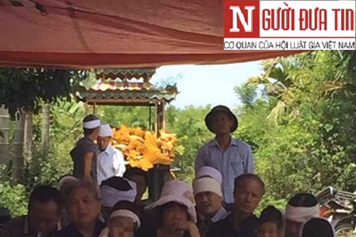 Con nhỏ ngơ ngác trong đám tang nạn nhân bị cột phát sóng đè chết