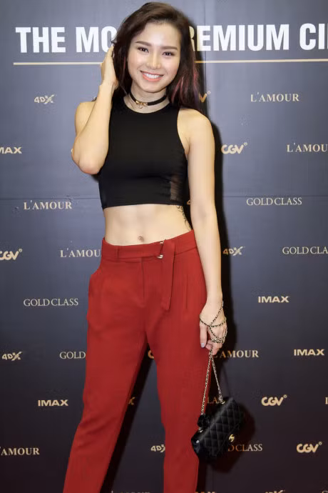 Phuong Trinh Jolie khoe vong eo con kien o su kien - Anh 1